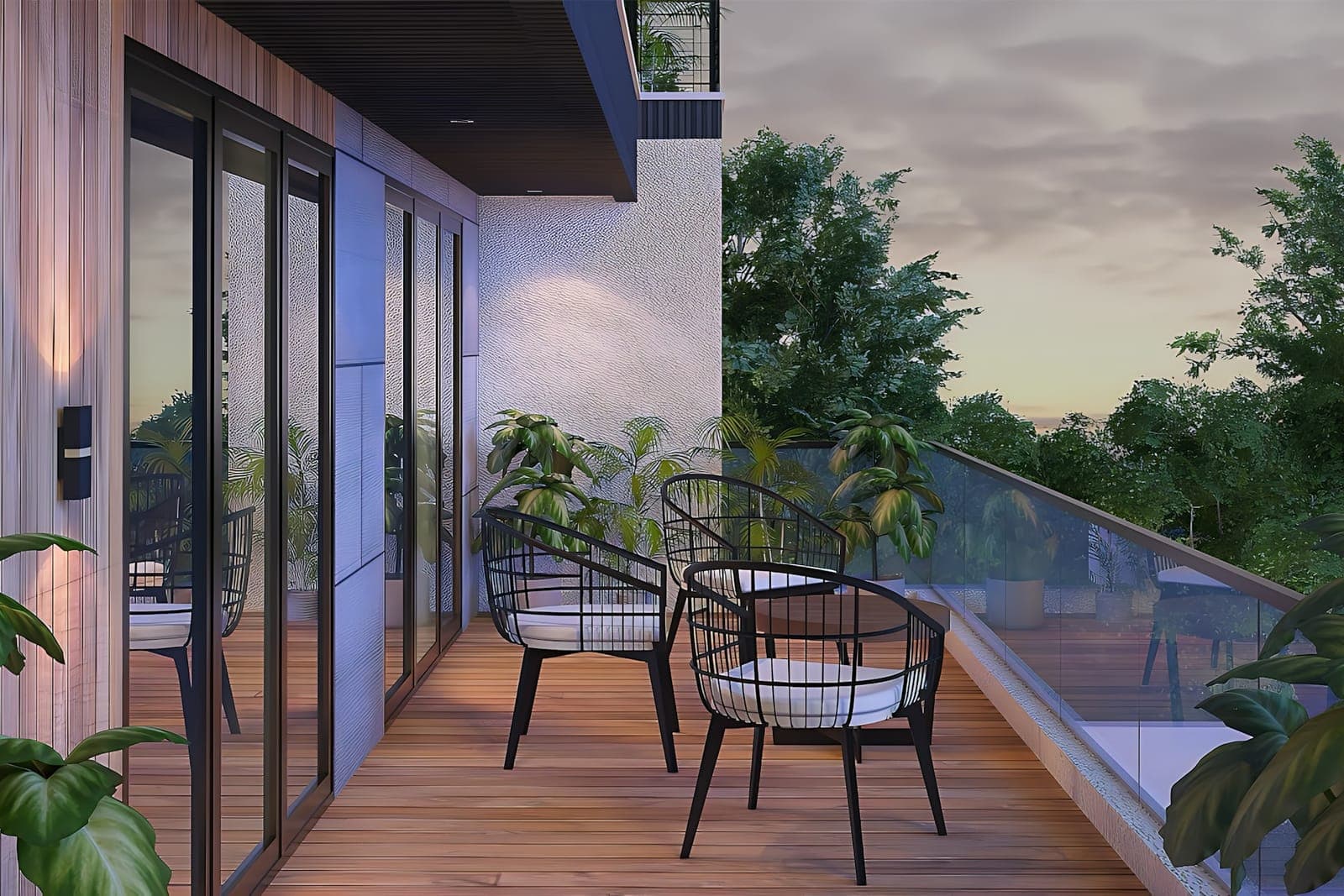 Długi balkon z drewnianą podłogą, dwoma fotelami i szklaną balustradą